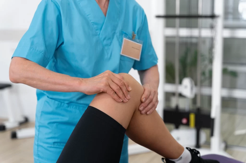 Symptoms of knee pain, symptoms of knee arthritis, causes for knee pain, joint, and knee pain, Treatment for knee pain, ayurveda treatment for knee pain, arthritis knee pain, best treatment for knee pain, knee pain in joint, early knee arthritis symptoms, arthritis knee pain symptoms, symptoms of arthritis disease, rheumatoid arthritis knee pain