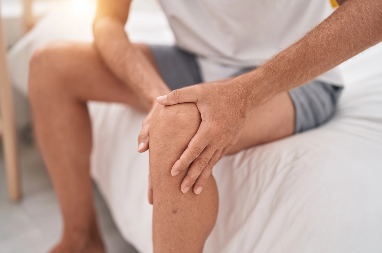 Knee Pain Symptoms, Knee Pain Symptoms and Treatment, causes of knee pain, How can I manage knee pain, ease knee pain at home, Knee Pain Treatment, Physical Therapy